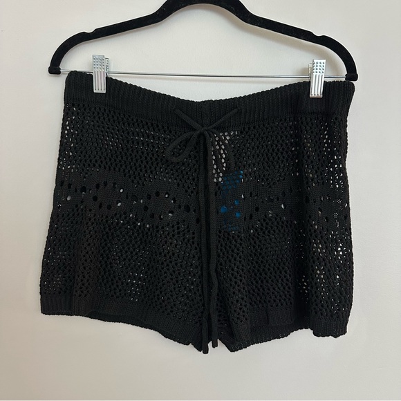 NWT It's What's Inside Black Cover-Up Shorts Black Crochet Beach Shorts L - Picture 5 of 7